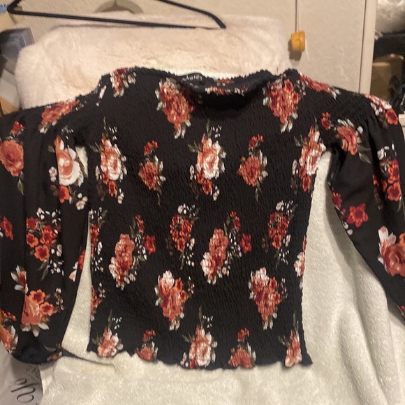 Justify juniors blouse, floral print with elastic gathers around the torso. - Picture 3 of 3